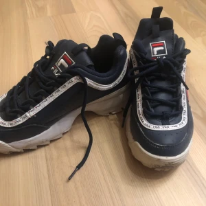 Fila dam strl 38,5 - Schyssta skor, köpta i london 2019. Använda sparsamt då de är fel storlek 