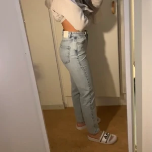 Mom jeans, gina tricot strl 34/XS - Superfina light wash mom jeans ”dagny mom jeans lt blue snow” från gina tricot, strl 34/XS. Aldrig använda, med alla etiketter på. Finns i Göteborg/Stockholm. Slutsålda i butik. Inköpspris 499kr. 