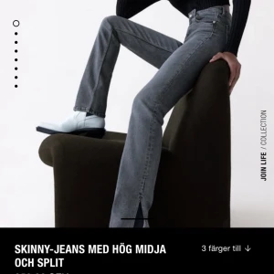 Jeans  - Jättefina grå jeans med slits från zara! Säljer pga för stor storlek i midjan för mig. Har använt dom 1 gång så dom är som nya. Säljer för 200kr ordinarie pris 359kr. (Frakten står på 1kr pga jag inte vet vart köparen bor, köparen står för frakten!) 