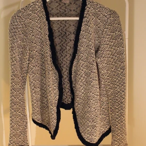 Grå/svart kofta från H&M - Jätte fin kofta från H&M Ny skick! storlek: XS Direkt pris: 45kr, Skriv buden till mig privat eller kommentera på bilden! Buda med minst 5kr varje gång ✨(Alla bud är välkomna) Köpare står för frakten (Du bestämmer vilket paket så länge det uppfyller vikt och storleks kraven)