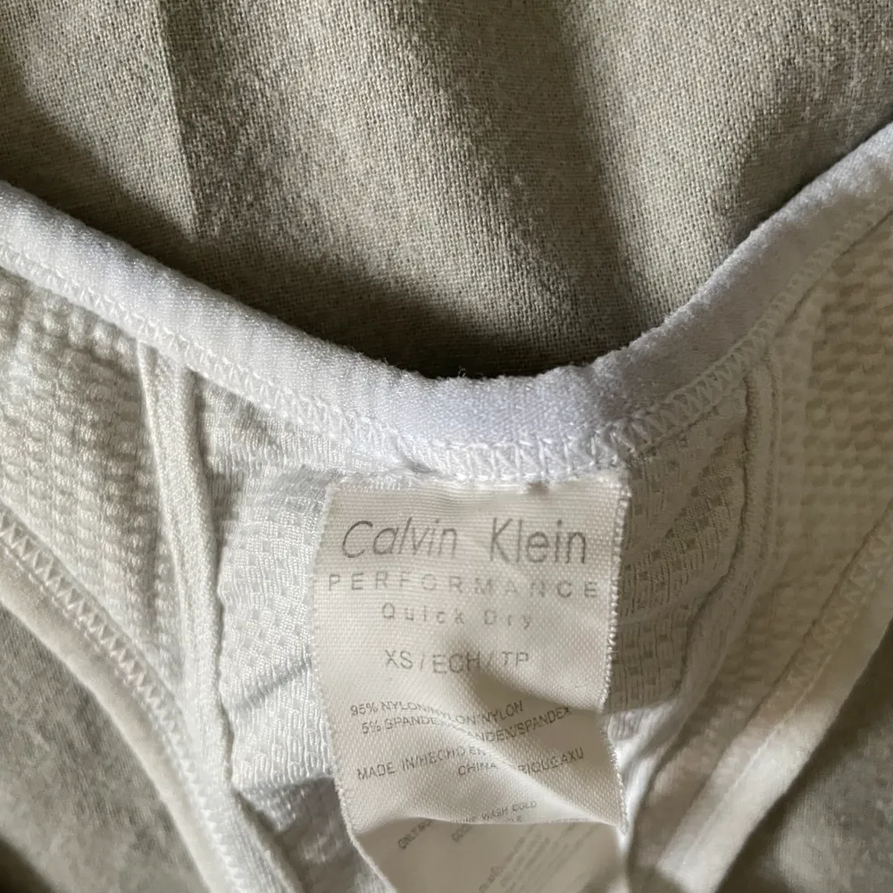 Sport-bh/sporttopp från Calvin Klein. Använd ett fåtal gånger. . Hoodies.