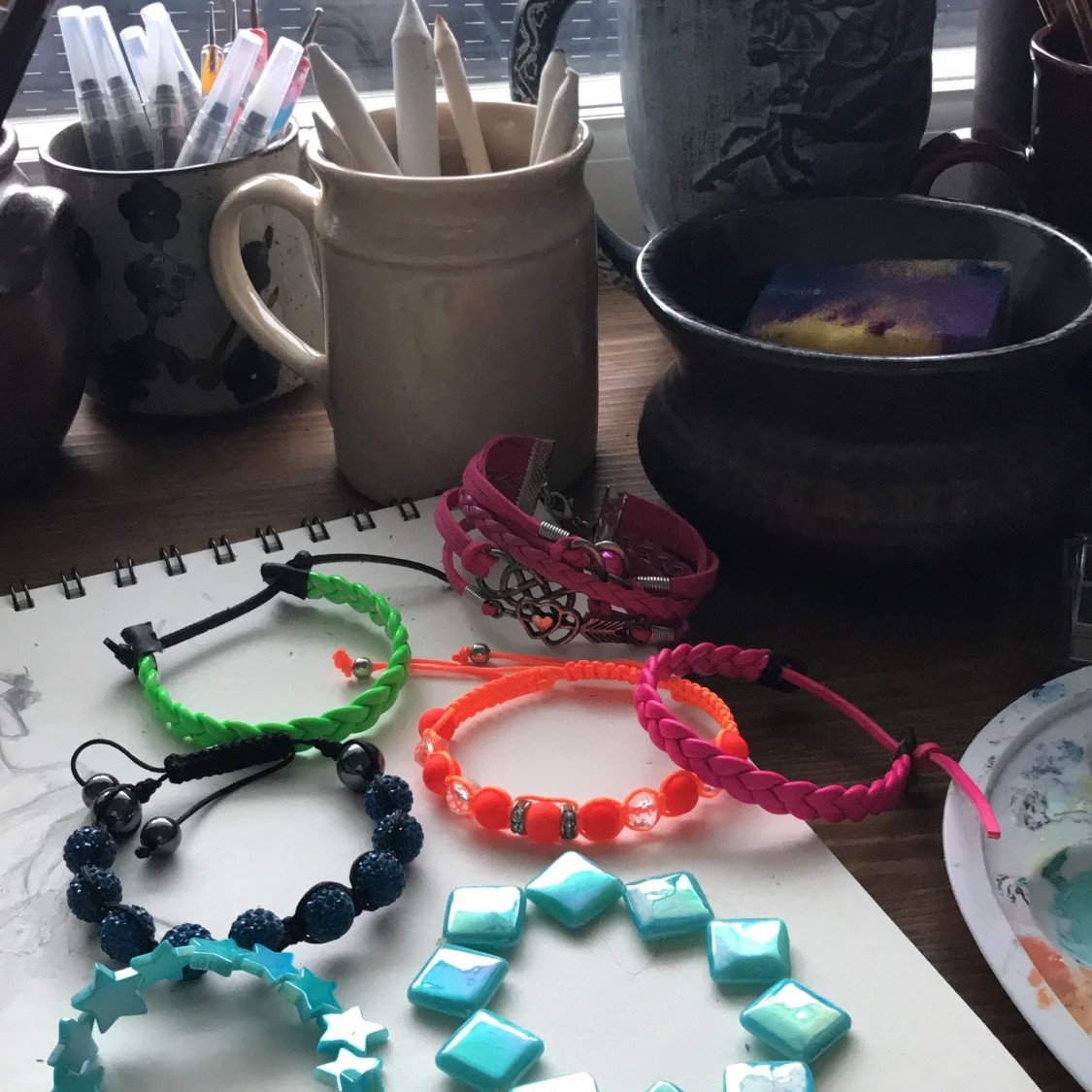 Olika armband med snygga detaljer