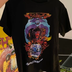 Thin Lizzy bandtröja - thin lizzy bandtröja. köpte den på mallorca i somras men den har inte kommit så mycket till användning. storlek M, passar XS-L 🌞 150kr INKLUSIVE frakt :))