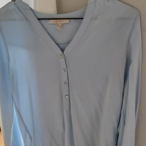 Blus - Ljus blå blus med knappar. Oanvänd från märket esprit. 