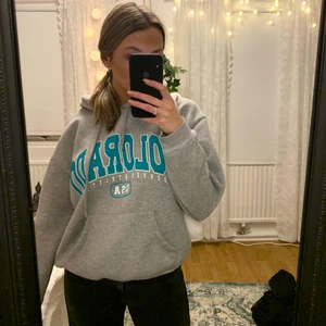 Collage Hoodie - Säljer denna jättesnygga collage tröjan, storlek s men den är oversized i modellen 💕💕💕