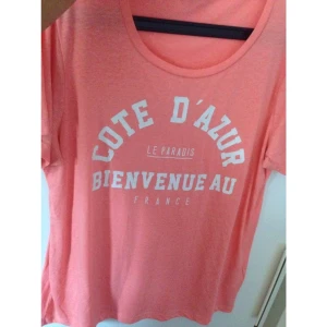  - T-shirt från Gina tricot. Storleken är mer som en L-XL. Använd fåtal gånger.