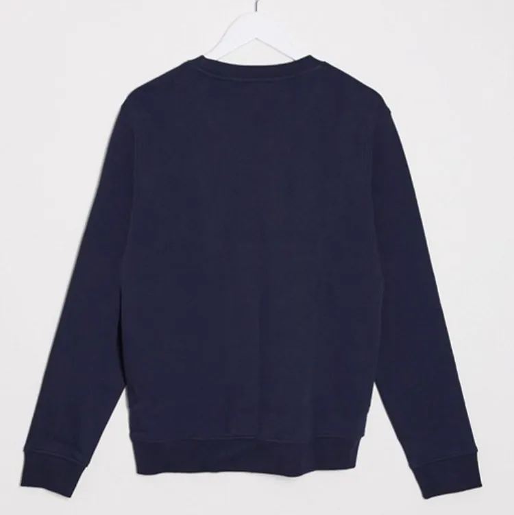 en mörkblå sweatshirt köpt på asos från killavdelningen💓 är i en storlek xs men skulle säga att den är mer som en oversized S. Hoodies.