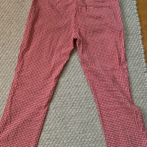 Rödrutiga byxor  - Rödrutiga byxor från h&m som är sparsamt använda och i bra skick. Köparen står för frakten (: