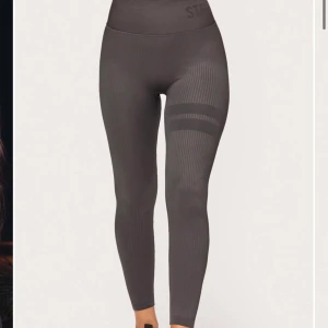 Bekväma tränings tights (Stronger) - Intressekoll på dessa fina tights. Dom är seamless och sitter väldigt bra på kroppen när du rör dig (glider inte ner osv) används endast 1 gång då jag har dessa i flera färger!🤎 
