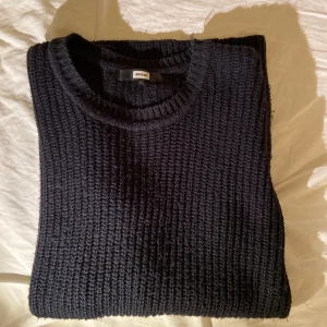 Stickad tröja  - Stickad tröja, helt vanlig svart, supermjuk och skön!
