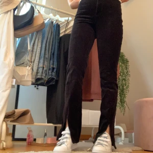 Byxor med slits - Jag säljer mina jättefina svarta byxor med slits! De är i jättefint skick | Storlek xs 💗 