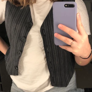 Randig väst  - Säljer denna snygga randiga västen från HM, i storlek S-M. Köpt på secondhand men i väldigt fint skick! Skriv vid intresse! ❤️❤️