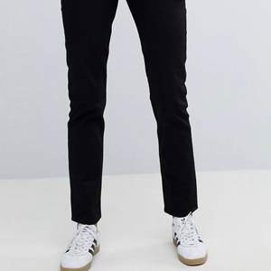 Säljer dessa svarta jeans från weekday i modellen ”Seattle” de är i storleken 28/30