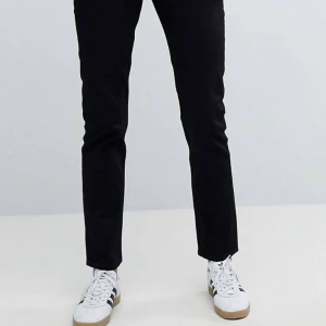 Weekday jeans - Säljer dessa svarta jeans från weekday i modellen ”Seattle” de är i storleken 28/30