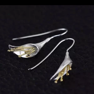 ✨Fina nätta  silverplöterade dropp orhängen✨stil vintage  - 🌷Toppskick säljer ett par fina flora droppÖrhöngen. Mått,ca Höjd.ca:5,4CM * bjuder på frakten, 🛍🌷