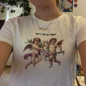 T-shirt - Fin t-shirt med änglar på som kommer ifrån  GinaTricot och passar till allt! Helt perfekt förutom ett jättelitet hål längstbak på tröjan som knappt märks🤎 säljer för att den inte kommer till användning