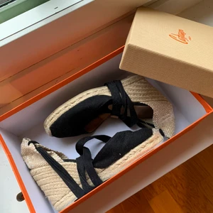 Castanier sandaletter strl 36 - Castanier sandaletter i strl 36. Använda ett fåtal gånger och i fint skick! Säljes för 300kr