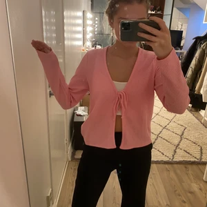 Tröja från hm  - Super fin tröja från hm med knytning vid magen/brösten. Väldigt bra skick då jag endast använt den en gång. Köpare står för frakt. 