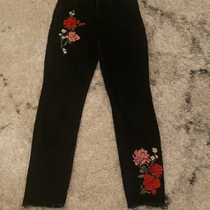 BYXOR  - super finna blommiga byxor. Har använt som kanske två eller tre gånger. Jag delar frakten att jag kan betala hälften❤️inga skador eller medlen på byxorna du kan skriva till mig så kan vi prata om priser❤️