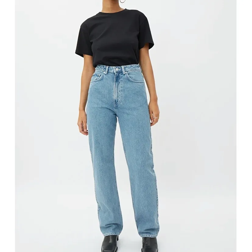 mycket sparsamt använt jeans från weekday i modellen ’ROWE’. säljer då jag har alldeles för många liknande jeans. spårbar frakt på 63kr tillkommer 🤍🤍🤍💙💙💙 jag är 174 cm lång för längdrefenrens . Jeans & Byxor.