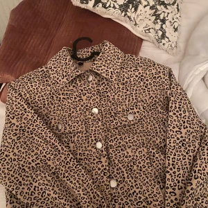 Lejonpart Jeansjacka - Har aldrig använt den för den är stor för mig. Inga skador på den och vi kan diskutera priset. Delar även på frakten 