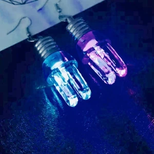 ✨NYA PARTY BLINKADE GLÖDLAPOR KROCKÖRHÄNGEN 💡✨ - 🤸‍♂️💡✨  🤩NYA & PLOMBERADE 🤩 ett par fräka stora krockörhängen blinkade party eller nyårsörhängen, blinkar & ändrar färg,blått, lila till rött   *höjd mått,ca:7CM.   *levereras med en tjusig glittrig tyg etuiet enligt bilder.  *leveranstid: ca:1-3 vardagar  *Gratis frakt ! Bjuder på portot 🙃✨ ﻿💡✨💡✨🔨✨💡✨✨🙃