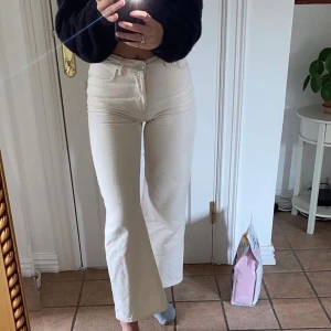 Vita Bikbok jeans  - Supersnygga jeans från Bikbok! Köptes för ett par månader sen men är ej använda, är vita/beige! 💖 ordinarie pris är 599kr men säljer för 200. Pris går att diskutera! 