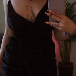 Sammet klänning - Säljer min fina svarta sammets klänning som är endast använd 1 gång för några år sedan, tyvärr inte kommit till användning sedan dess. Passar S/XS 💜 