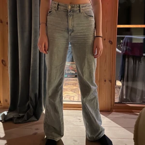 Monki yoko jeans!  - Ljusblå långa jeans köpta på monki! Snygg passform, och långa i benen är 173 cm! Hör av er vid intresse🦋🦋