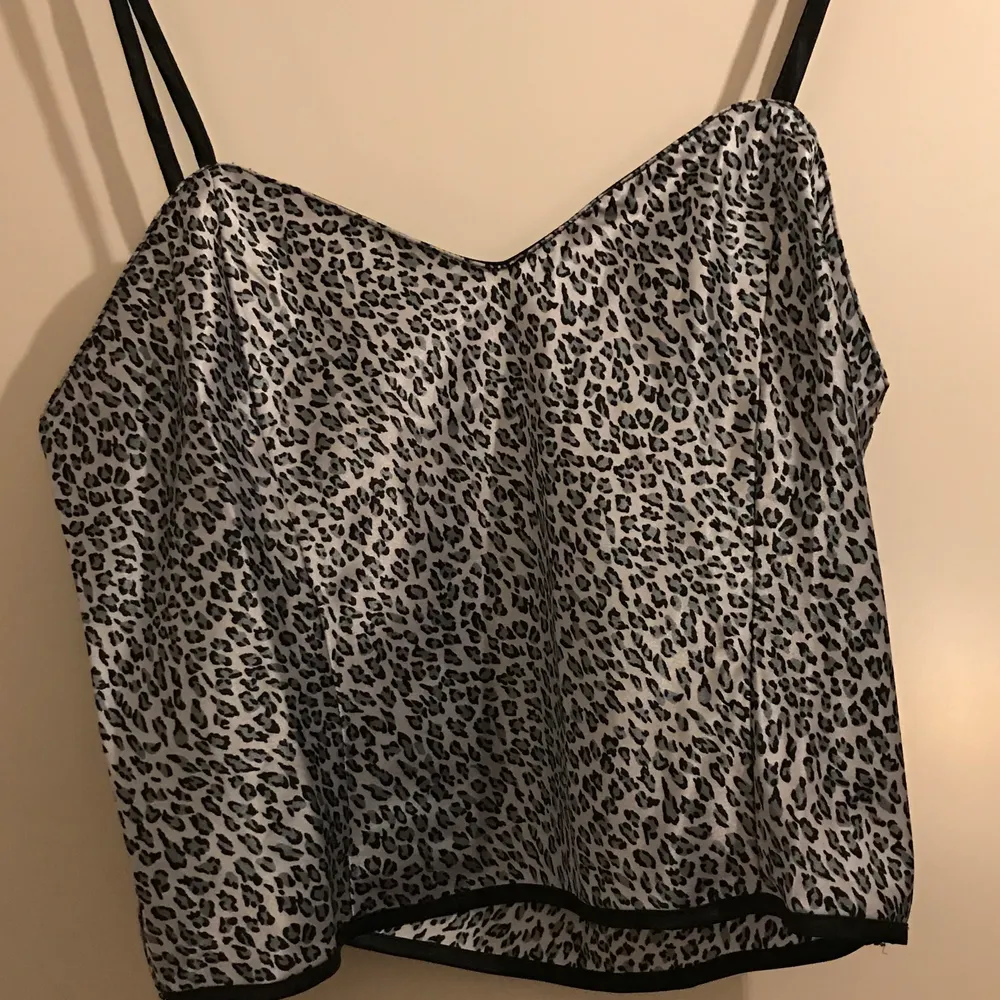 Silky, blue, adjustable straps, good condition, recently bought, top, originally 150kr . Blusar.