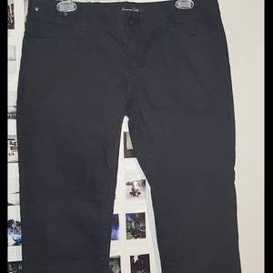 Säljer dessa vintage Massimo Dutti low-rise straight Jeans från 90-talet💞 Supertrendiga och passar till alla outfits, *aldrig använda*, startpris 350kr+frakt, är i strl W42 L32, buda i kommentarerna!!!💞💞