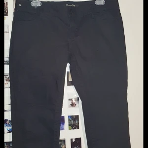 VINTAGE LOW-RISE STRAIGHT-LEG JEANS - Säljer dessa vintage Massimo Dutti low-rise straight Jeans från 90-talet💞 Supertrendiga och passar till alla outfits, *aldrig använda*, startpris 350kr+frakt, är i strl W42 L32, buda i kommentarerna!!!💞💞