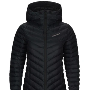 Peak performance jacka  - Säljer min peak performance jacka (frost Down) säljer då den inte kommer till användning längre, jackan är 1 år gammal och endast använt 2-3 månader.  Nypris runt 2700kr