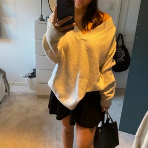 Krämvit stickad tröja  - En jättemysig stickad tröja från Hm som knappt är använd! Storlek L och är i en längre modell vilket är jätte skönt på sommaren till en kjol eller liknade! Väldigt oversized i modellen! Krämvit i färgen! Frakt tillkommer! 