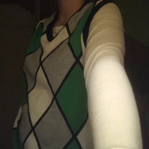 Rutig väst! Stl XL  - Rutig väst från lyle & scott!! Har sprättat bort märket på bröstet därav tre små håll men de syns knappt!! Annars i bra skick! Köpt på secondhand stl XL!!! 