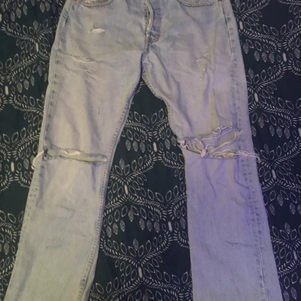 Ett par svin coola slitna Levis jeans, har tyvärr ingen anning vilken strlk de är men skulle säga m eller en stor s med skärp. Budgivningen avslutas när jag är nöjd, du betalar för frakt, kan mötas i Järfälla:) Obs de är väldigt slitna, du får fler bilder privat om du är intresserad.. Jeans & Byxor.