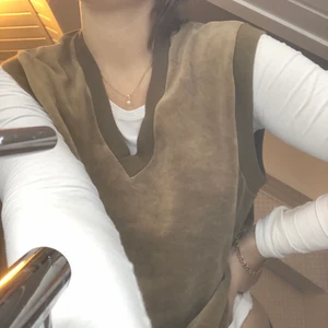 Brun velour väst!!!🦣🦣🦣 - En brun väst i velour. Köpt på secondhand ungefär en small. Superbra skick. Färgen syns bäst på bild 2 & 3! 