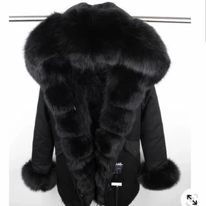 brand real natural fox black jacket - Helt ny oanvänd, för stor på mig. storlek XXL men sitter bra i storleken för L. Säljs för 2800 kr ordinarie pris 4200kr