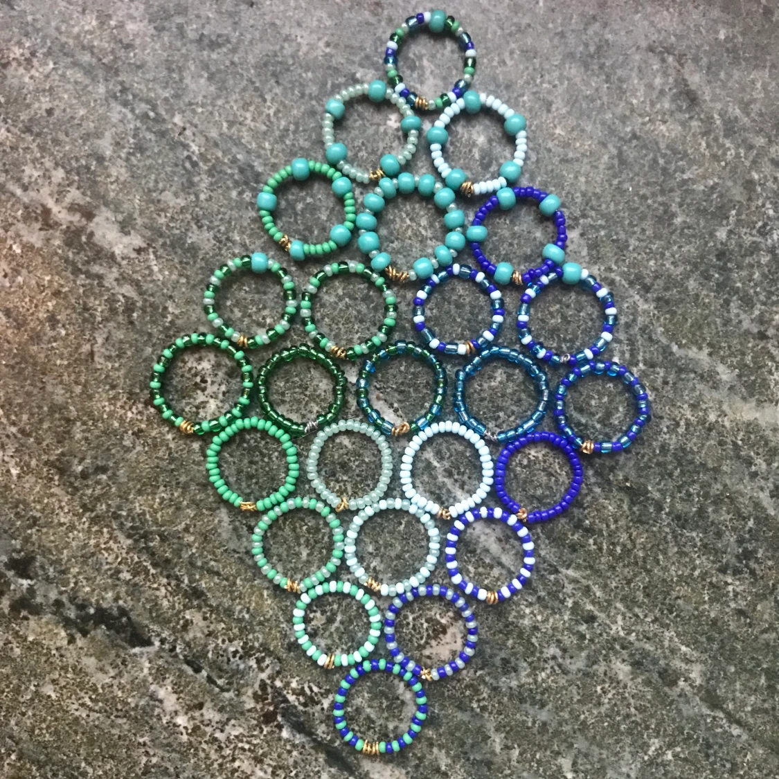 Pärlringar i blått o grönt