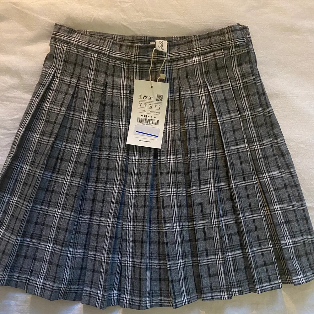Superduperfin slutsåld trendig kjol, säljer för att jag råkade beställa två så den jag säljer är helt ny med lappar kvar. Passar till alla outfits🤜🏼🤛🏼 skriv om ni har några frågor!. Kjolar.