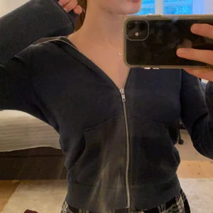 Zip hoodie - Zip hoodie i mörkblå. Frakt tillkommer på 63kr❤️