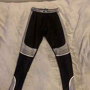 Leggings  - Träningsleggings från prettylittlething. Helt oanvända 