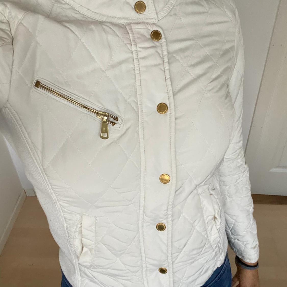 vit vår/höst jacka med gulddetaljer  - 90