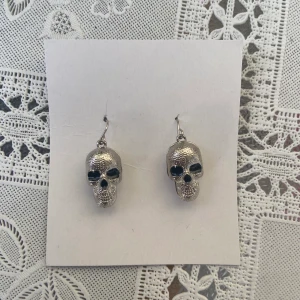 Döskalle örhängen  - Silver döskalle örhängen