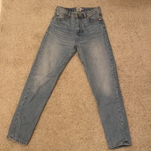 Mom jeans storlek xs - Jättefina mom jeans från lager 157 som är i väldigt fint skick. Jeansen fickor sitter högt upp på rumpan vilket gör att rumpan ser väldigt fin ut och man får också bra höfter i dom. Storlek xs men funkar s också. Fraktar helst pga corona men kan annars mötas upp i Nacka. 