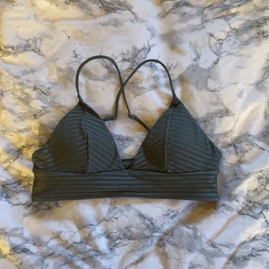 Bikiniöverdel - En fin bikini i lite mörkare grön med super fin korsning i ryggen, perfekt till sommaren❤️ bikinin har även vadderingar