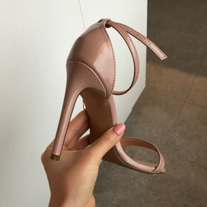 Klackar - Nude stilettklackar 