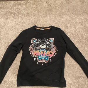 Kenzo långarmad - Nypris 2000 och jag säljer denna långarmad äkta  kenzo tröjan pågrund av att den inte kommer till användning längre. Tröjan är storlek M men passar även S. Pris kan diskuteras! 😊