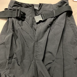 Esos - Svarta cargobyxor med fina detaljer, fin form och skön 