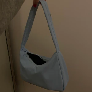 Söt väska - En jättefin axelväska från gina💓 bra skick men en fläck på axelbandet som man kan se på den andra bilden. 